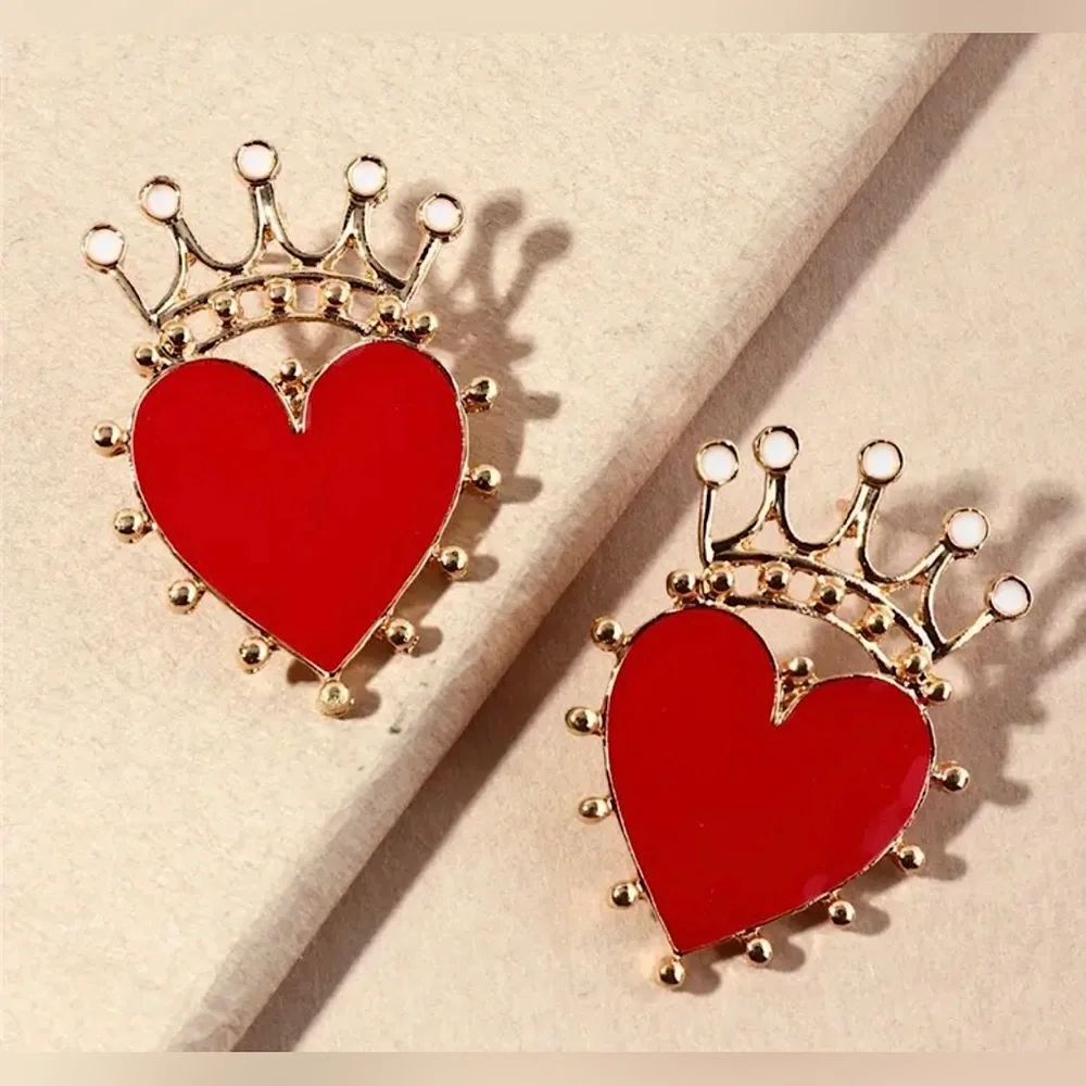 ❤️👑 Red and Gold Queen of Hearts Stud Earrings - Picture 4 of 7